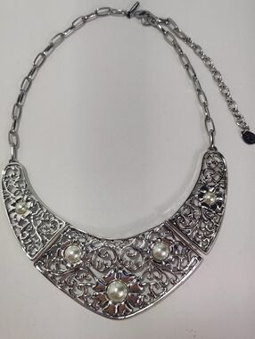 Dillard’s Silver Tone Statement Bib Necklace w Faux Pearls NWOT  Filigree